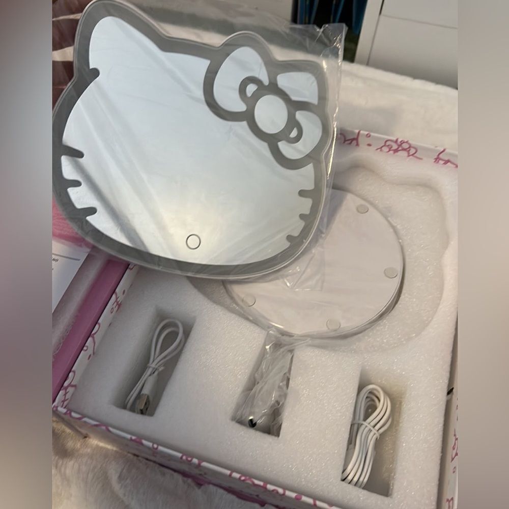 Hello Kitty LED Rechargeable Makeup Mirror + Wireless Compact Bundle - Picture 9 of 9
